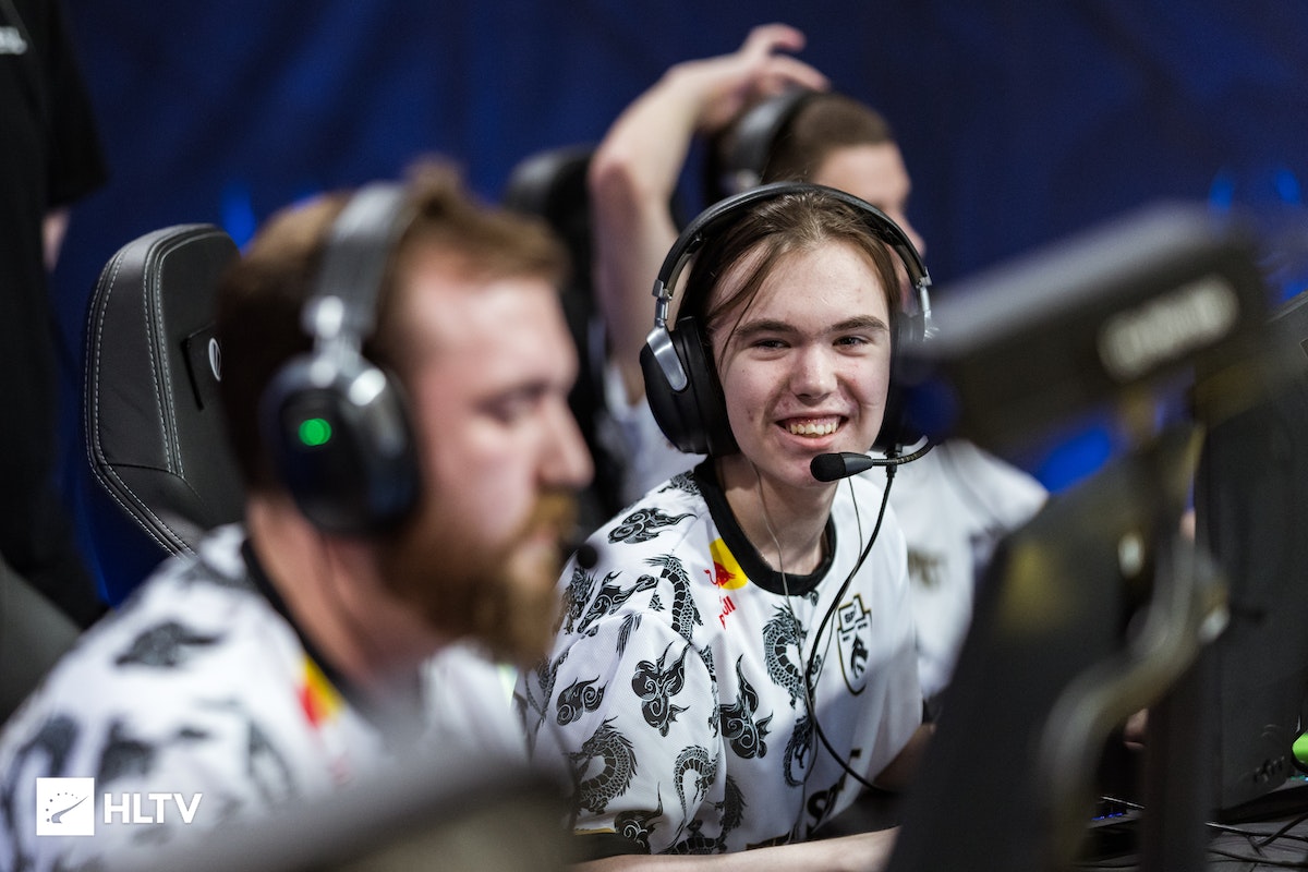 她常常陷入 她常常陷入