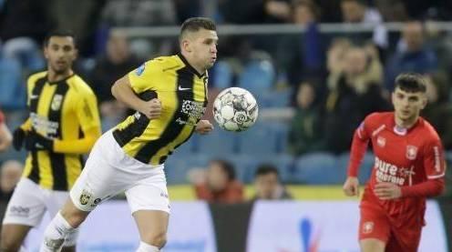 替补席的临 替补席的临